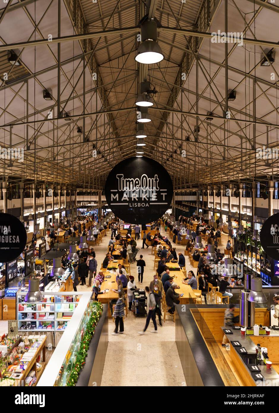 Lisbona, Portogallo - Novembre 20 2021: Vista interna del Time out Market Lisboa, una sala alimentare alla moda situata nel Mercado da Ribeira a Cais do SODR Foto Stock