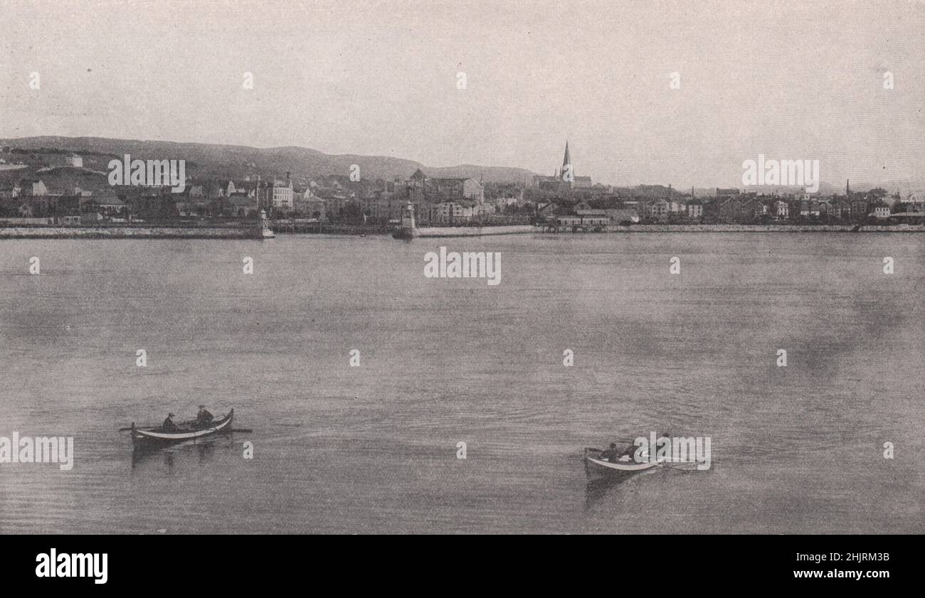 Ingresso al porto di Trondhjem e la guglia della cattedrale sulla destra. Norvegia (1923) Foto Stock