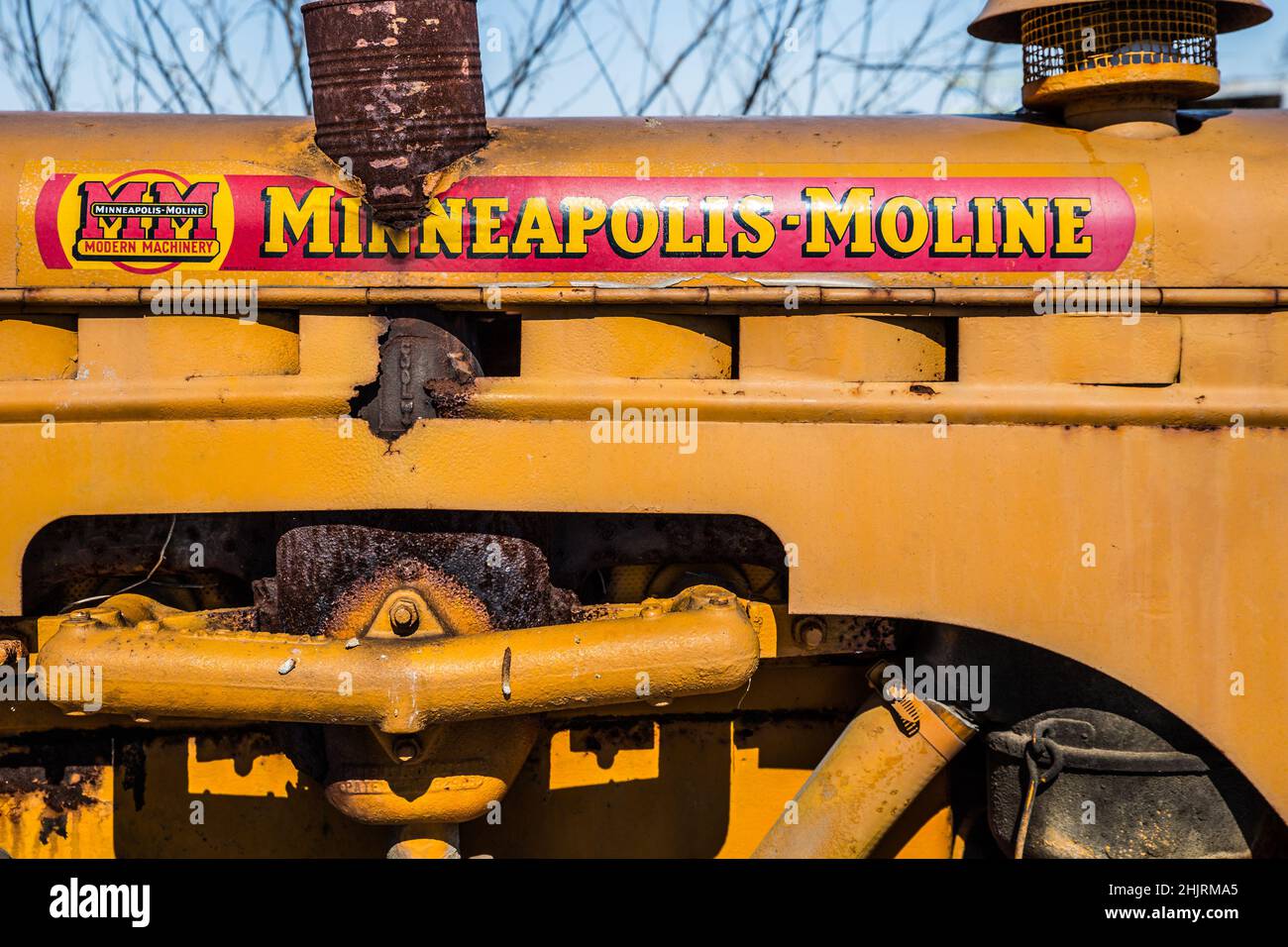 Visitò un cimitero di trattori e volle catturare i colori brillanti contro la ruggine di questo trattore Moline di Minneapolis. Foto Stock