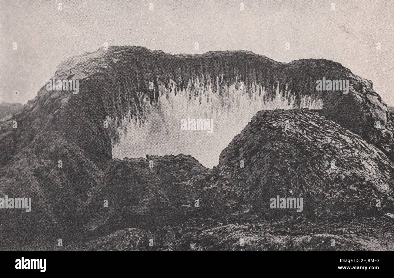 Gigantesco pozzo di fuoco nel cratere Kilauea sulle Hawaii. Isole del Pacifico del Nord (1923) Foto Stock
