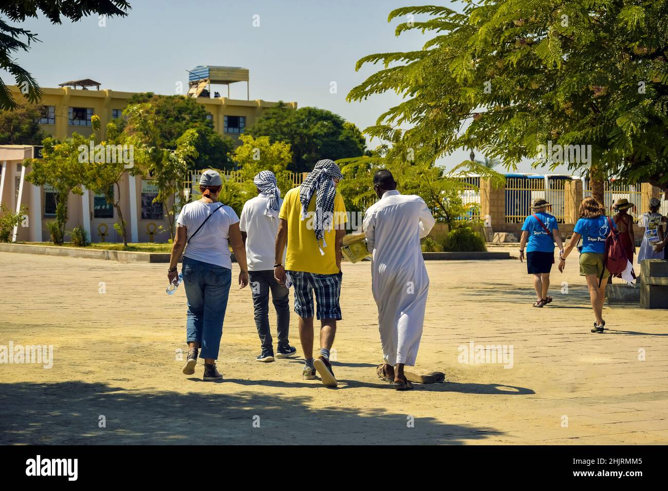Turisti con guida in escursione. Il gruppo del tour esplorerà le attrazioni turistiche dell'Egitto. Luxor, Egitto - Ottobre 2021 Foto Stock