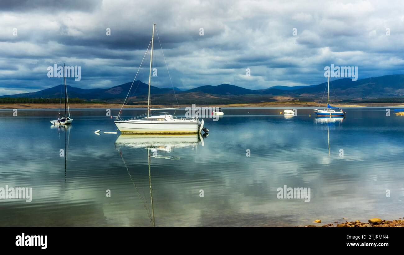 Imbarcazione da diporto che si riflette nell'acqua del lago Foto Stock