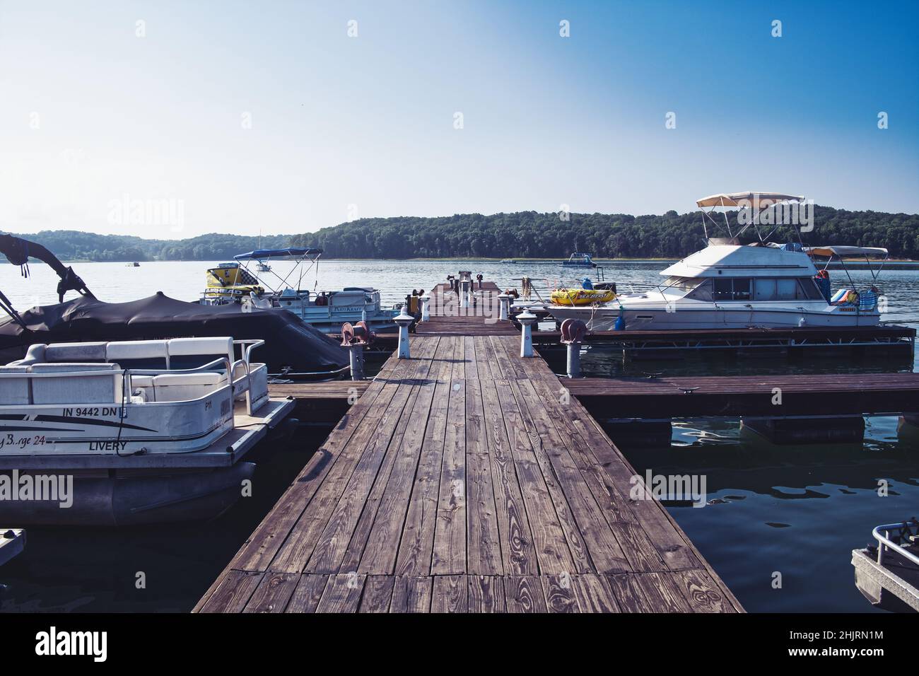 Prima di uscire sul lago Patoka ammirando lo splendido paesaggio del molo. Una giornata di sole al molo. Foto Stock