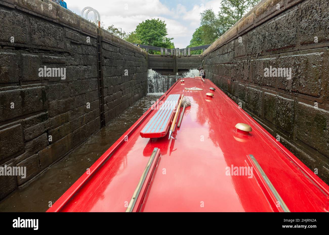 Una barca stretta all'interno della camera di una delle serrature sul canale Rochdale nel West Yorkshire Foto Stock