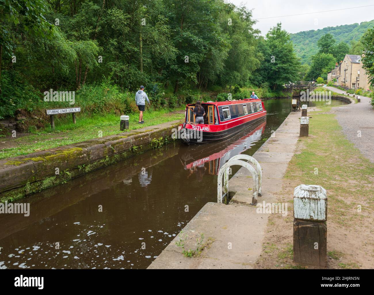 Una barca stretta che entra nella camera di una delle serrature sul canale Rochdale a Hebden Bridge Foto Stock