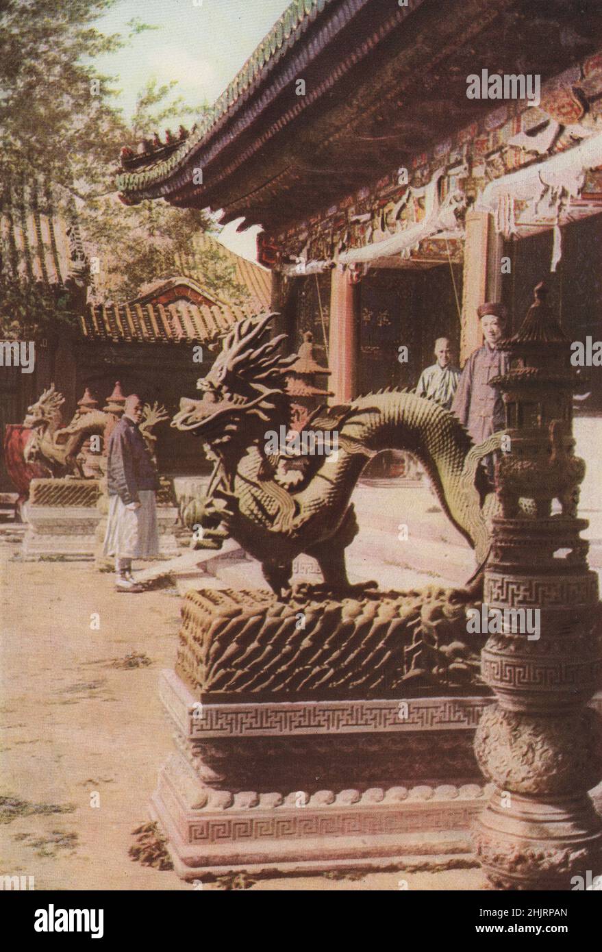 A lato dei gradini che conducono al palazzo del defunto imperatrice-dowager si trovano due splendidi draghi con le spalle ad arco. Cina. Peking (1923) Foto Stock