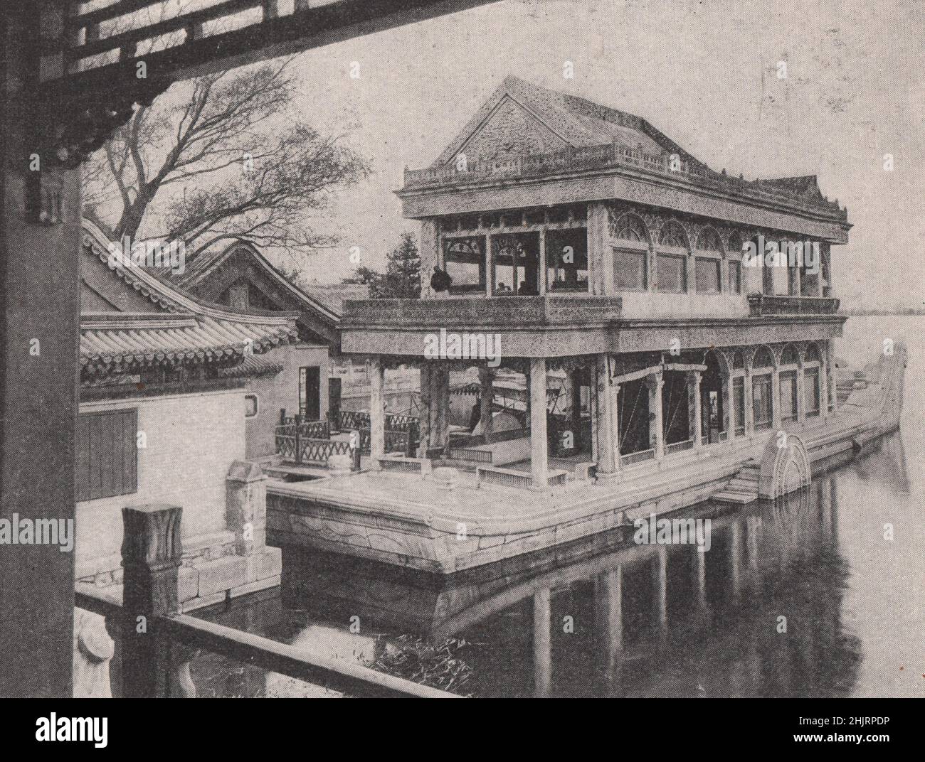 Barca di marmo sul lago del Palazzo d'Estate. Cina. Peking (1923) Foto Stock