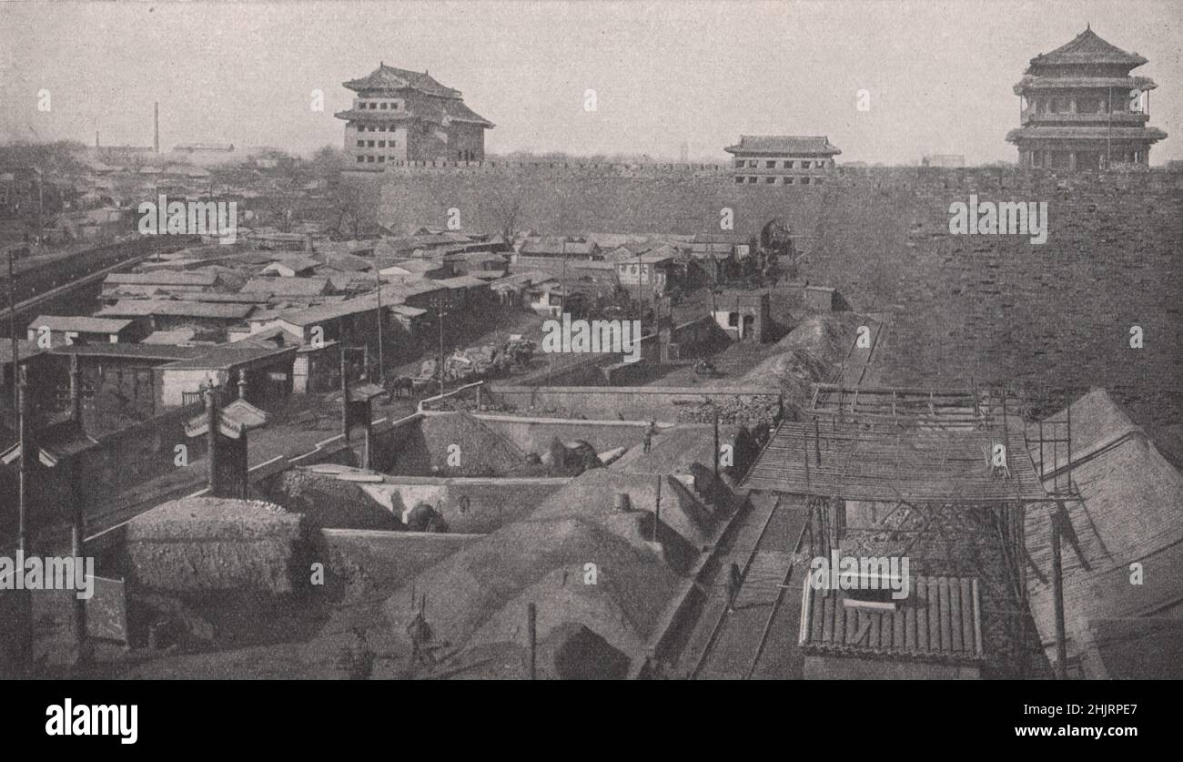 Carbon-Yard e linee ferroviarie sotto i merli del centro città. Cina. Peking (1923) Foto Stock