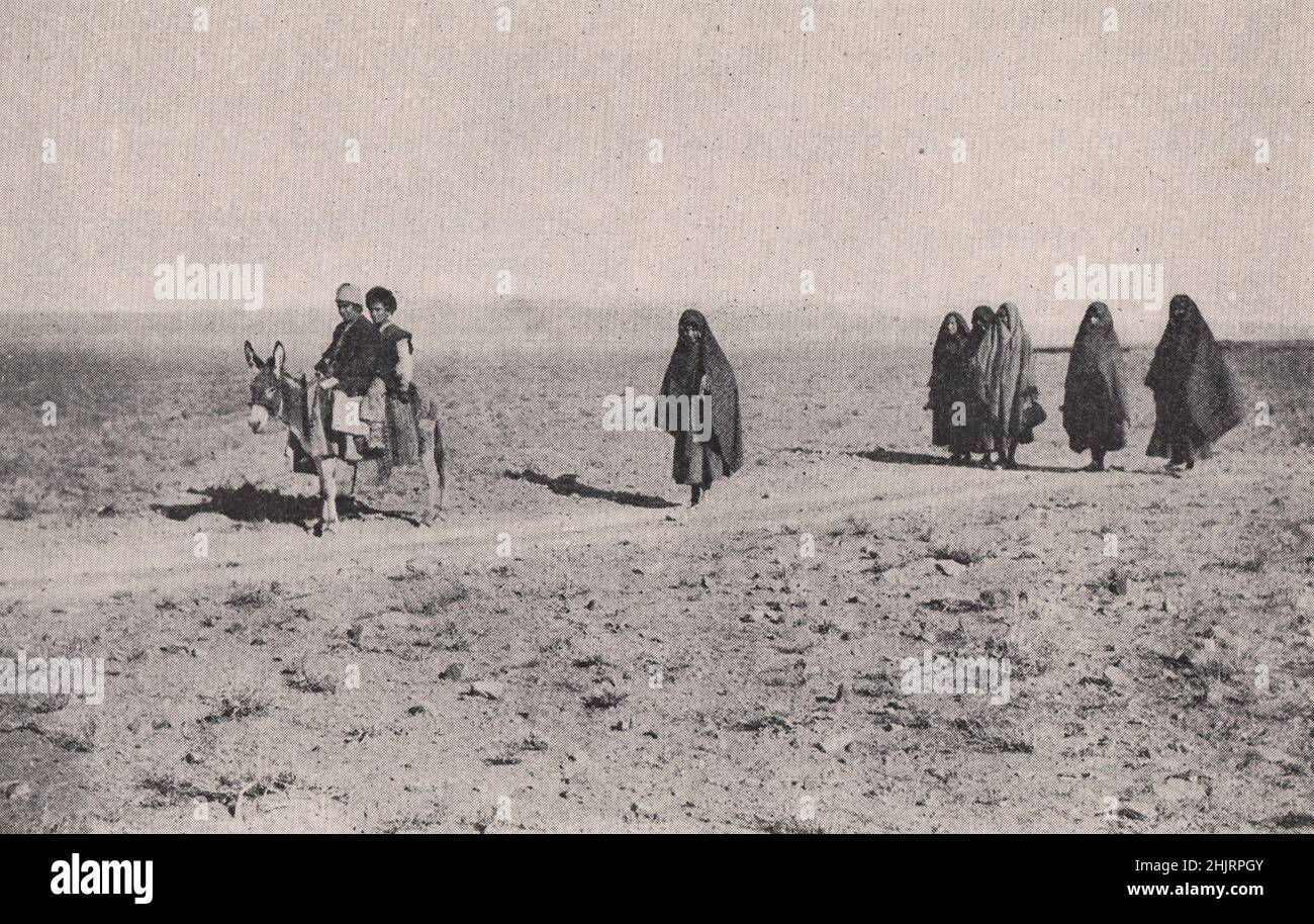 Abitanti del villaggio su una strada nella provincia di Khorassan. Iran. Persia (1923) Foto Stock