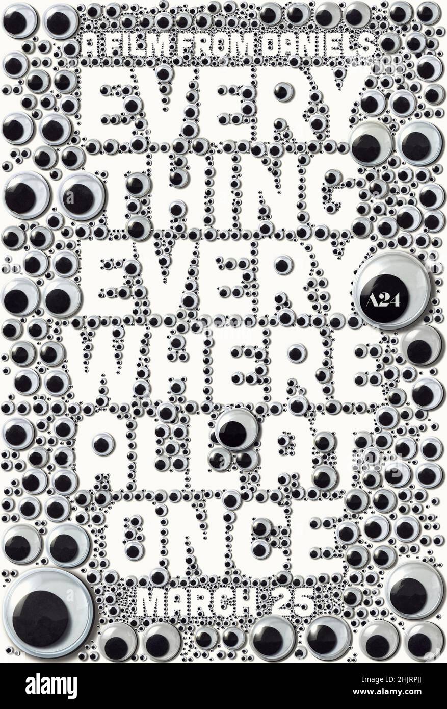 Everything Everywhere All At Once (2022) diretto da Dan Kwan e Daniel Scheinert e protagonista Michelle Yeohm, James Hong e Jenny Slate. Un immigrato cinese che invecchia è spazzato in su in un'avventura folle, in cui da sola può salvare il mondo esplorando altri universi che si collegano con la vita che avrebbe potuto condurre. Foto Stock