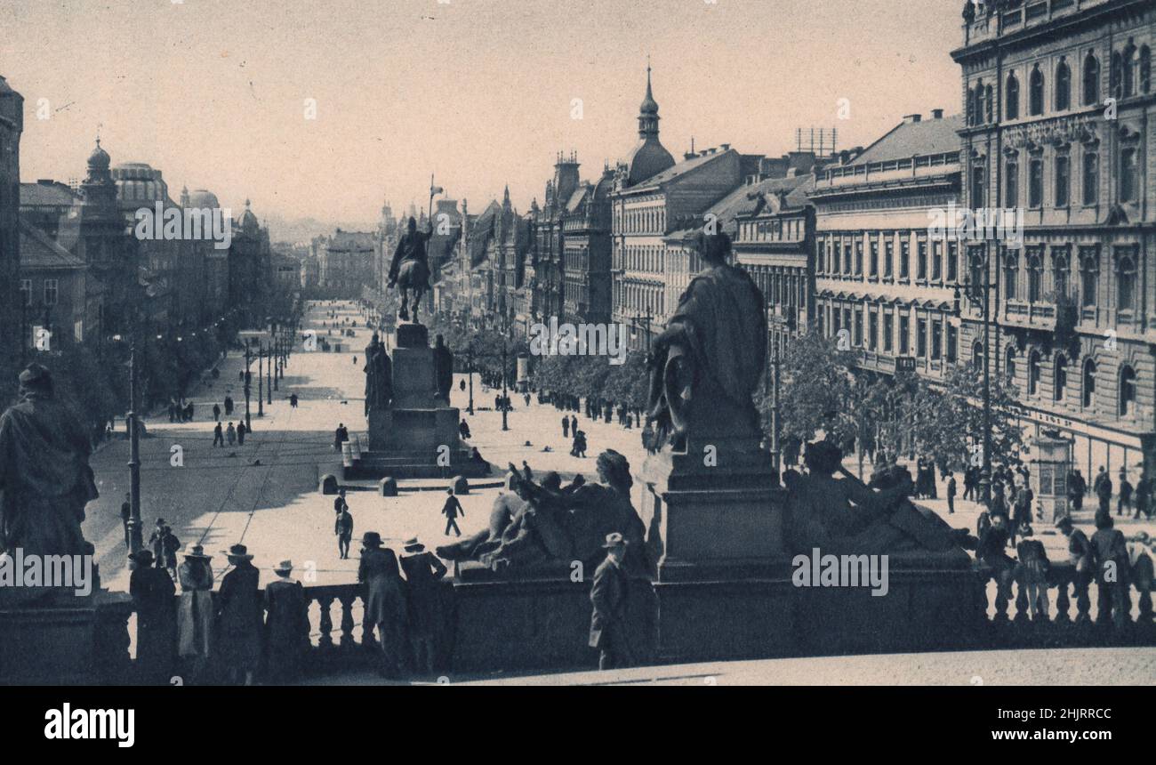 La terrazza del Museo Boemo & Václavské Namesti, con la figura montata di Václav, o Wenceslaus, il principe santo della Boemia. Praga (1923) Foto Stock