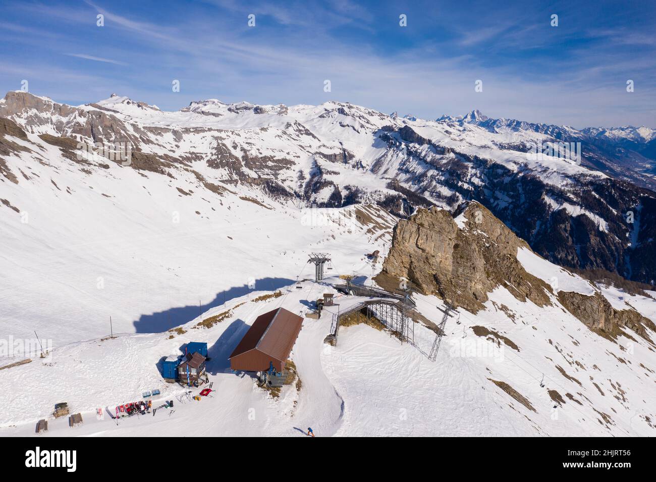 Vista aerea della stazione sciistica di Anzere nelle alpi nel Canton Vallese in Svizzera con seggiovia a due posti Foto Stock