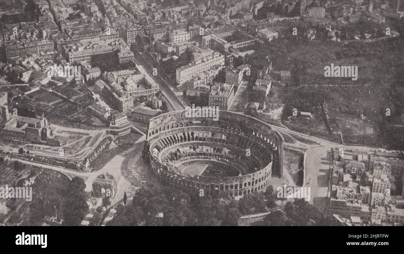 Affacciato sull'antico Colosseo romano, una delle strutture più imponenti del mondo. Roma (1923) Foto Stock