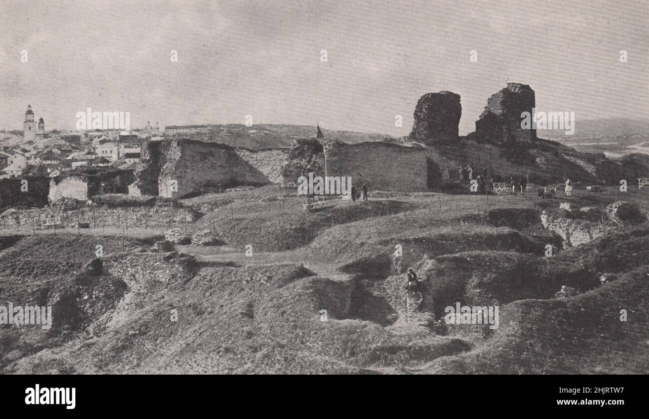 Rovine della fortezza di Suceava, un'interessante città storica nella Moldavia settentrionale. Moldavia (1923) Foto Stock