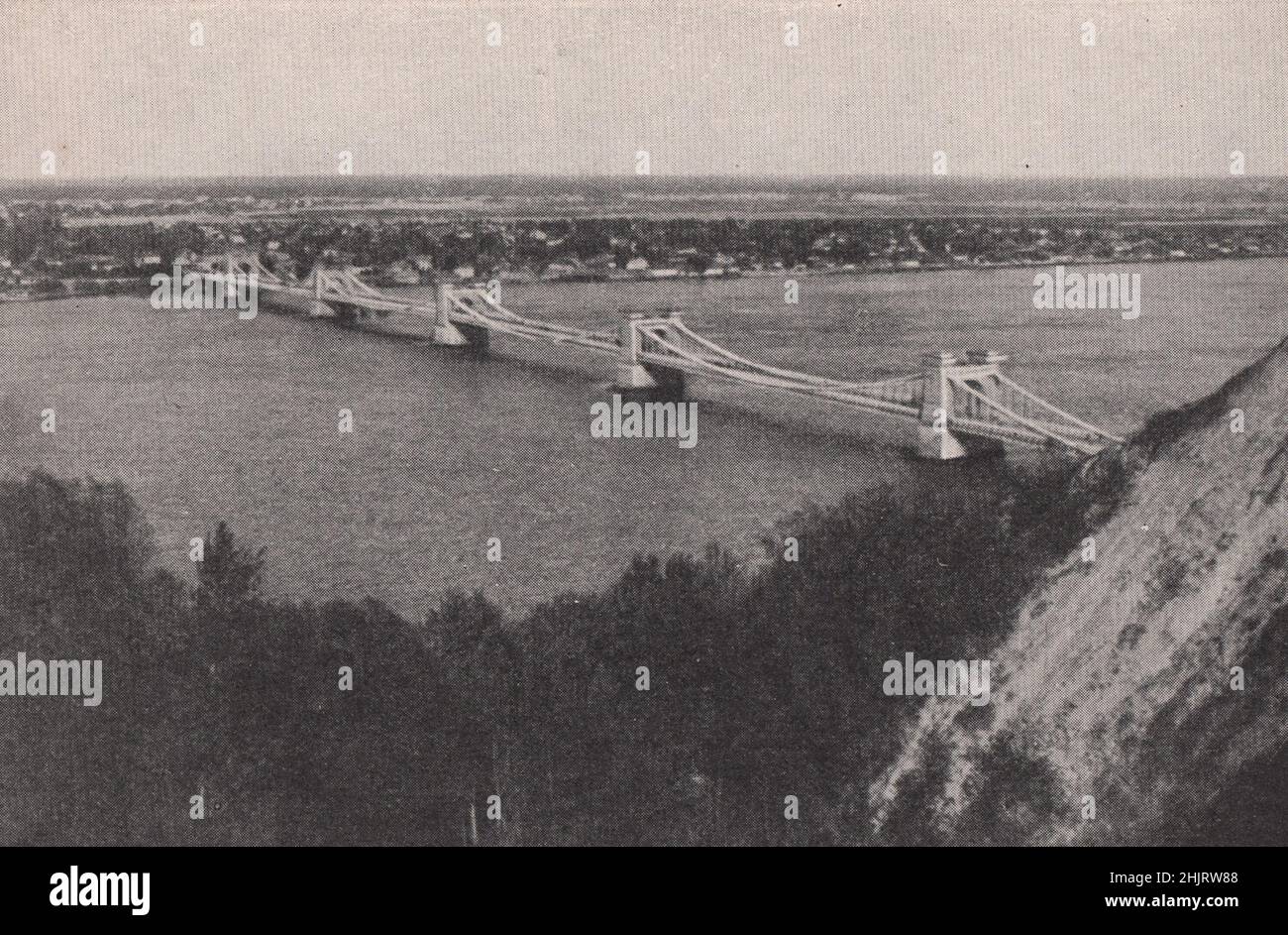 Il bel ponte sospeso di Kiev che attraversa l'ampio Dnieper. Ucraina (1923) Foto Stock