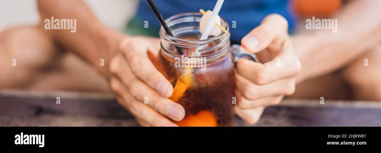 Tè di lychee ghiaccio in vasetto di mason nel BANNER del caffè, FORMATO LUNGO Foto Stock