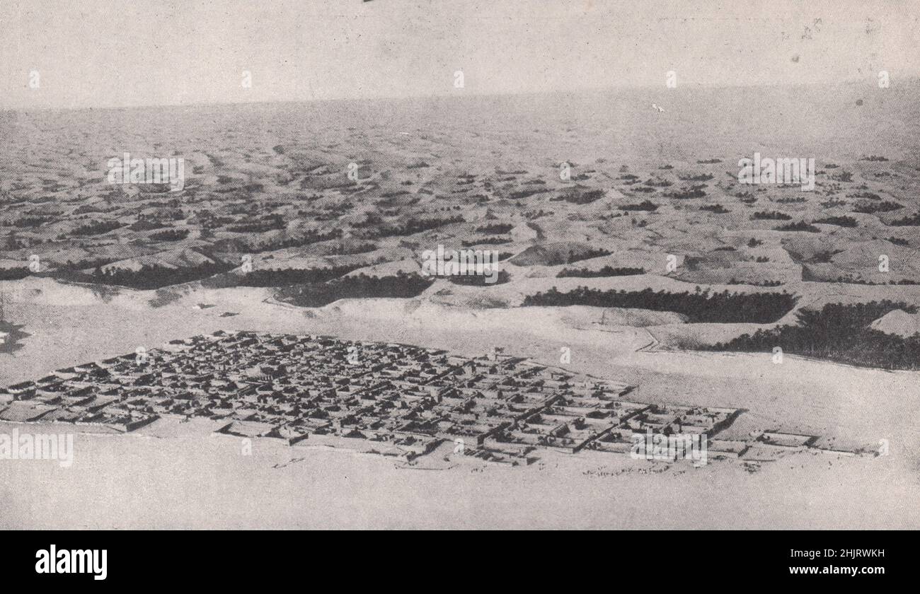 Città murata di Guerara vicino ai avamposti settentrionali del deserto. Algeria. Sahara (1923) Foto Stock