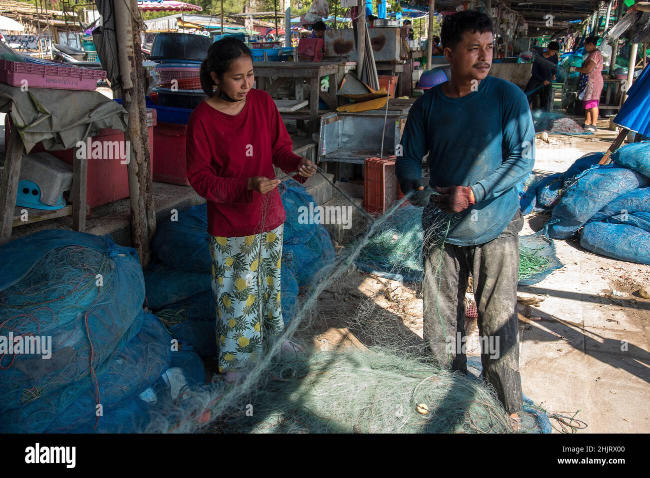 Rayong, Tailandia. 31st Jan 2022. I pescatori locali sono visti tirare le loro reti vicino alla spiaggia di Mae Ramphueng in Rayong.A perdita da un oleodotto sottomarino 20km (12,4 miglia) al largo della costa orientale della Thailandia a Mae Ramphueng spiaggia nella provincia di Rayong, Thailandia che si teme di influenzare negativamente le industrie locali della pesca e del pesce a causa della contaminazione pericolosa da fuoriuscite di petrolio. Credit: SOPA Images Limited/Alamy Live News Foto Stock
