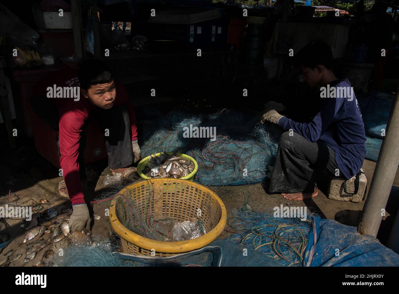Rayong, Tailandia. 31st Jan 2022. I pescatori locali hanno visto smistare il pesce alla spiaggia di Mae Ramphueng a Rayong.A perdita da un oleodotto sottomarino 20km (12,4 miglia) al largo della costa orientale della Thailandia a Mae Ramphueng spiaggia nella provincia di Rayong, Thailandia che si teme di influenzare negativamente le industrie locali della pesca e del pesce a causa della contaminazione pericolosa da fuoriuscite di petrolio. Credit: SOPA Images Limited/Alamy Live News Foto Stock