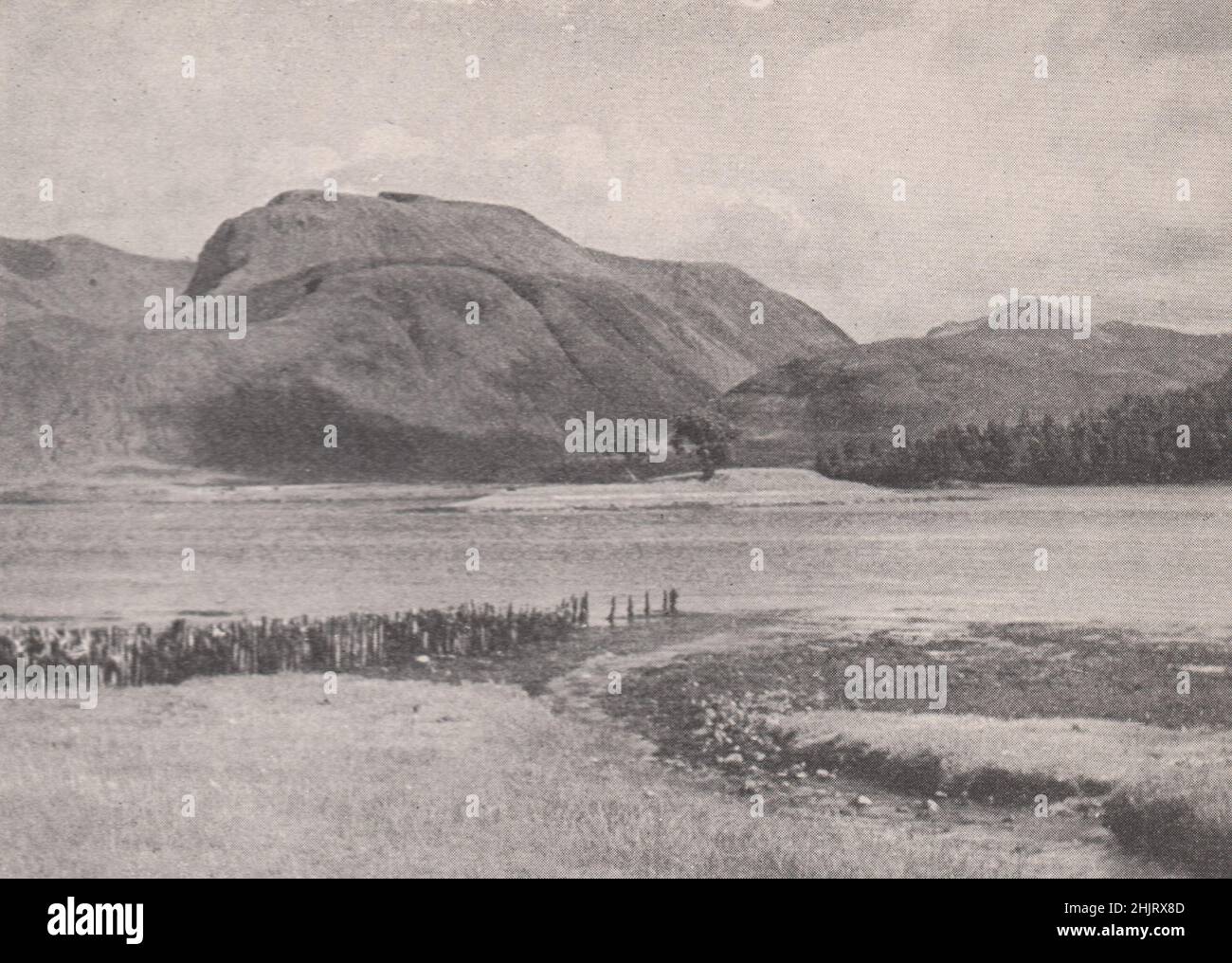 Monarca di Caledonia tra le montagne viste da Corpach. Scozia (1923) Foto Stock
