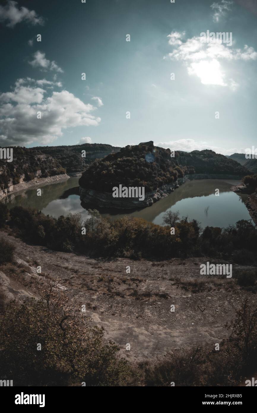 Una vista ipnotizzante della luce del sole che illumina il lago e la vicina foresta durante il tramonto Foto Stock