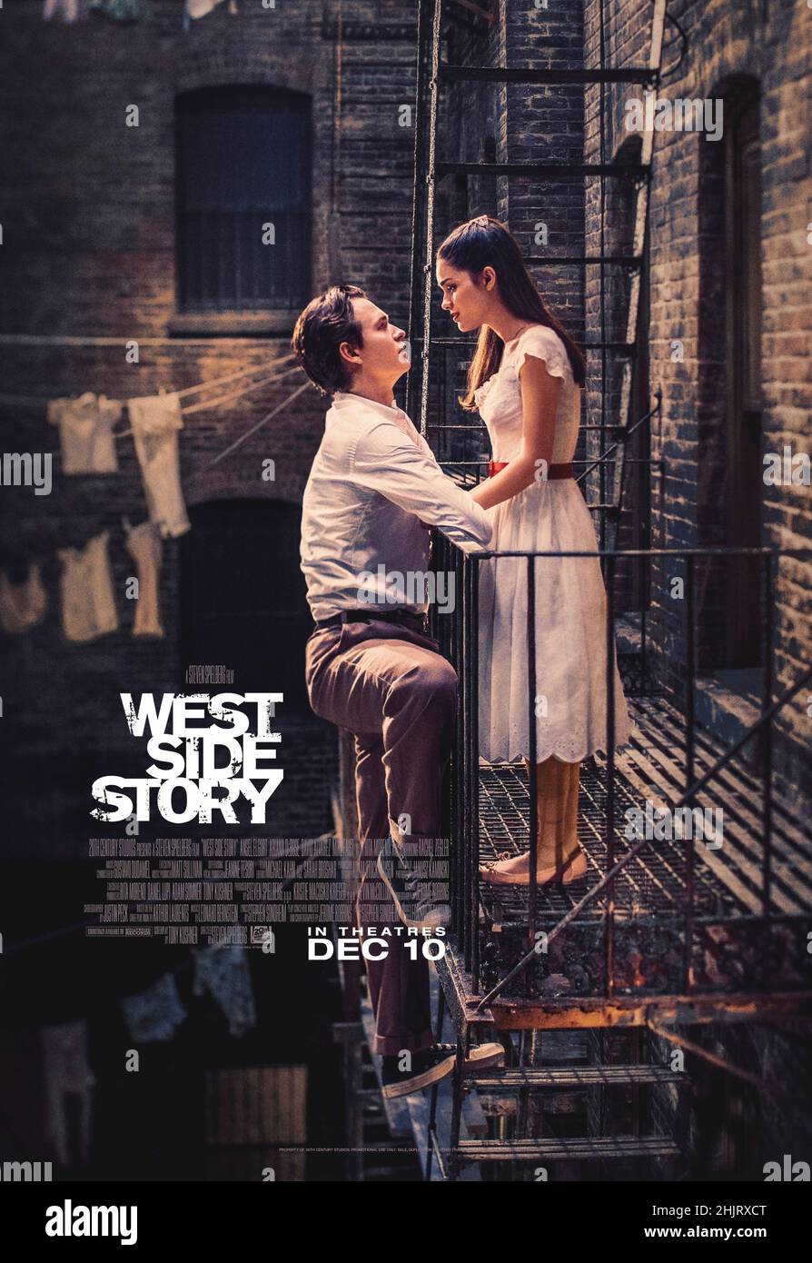 West Side Story (2021) diretto da Steven Spielberg e interpretato da Ansel Elgort, Rachel Zegler e Ariana DeBose. Un adattamento del musical del 1957, West Side Story esplora l'amore proibito e la rivalità tra i jet e gli squali, due bande di strada adolescenti di diversi background etnici. Foto Stock