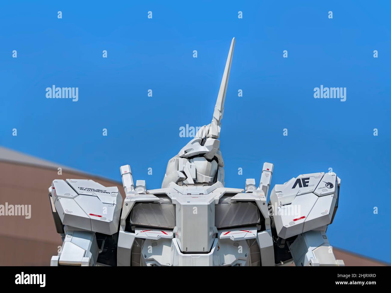 tokyo, giappone - gennaio 28 2022: Primo piano sul corpo superiore della statua robot gigante RX-0 Unicorn Gundam da manga giapponese e anime serie Mobile Suit Foto Stock
