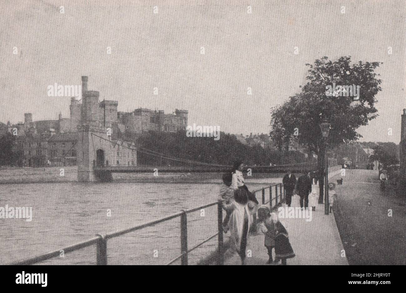 Il Castello di Inverness e il ponte sospeso sul Ness. Scozia (1923) Foto Stock