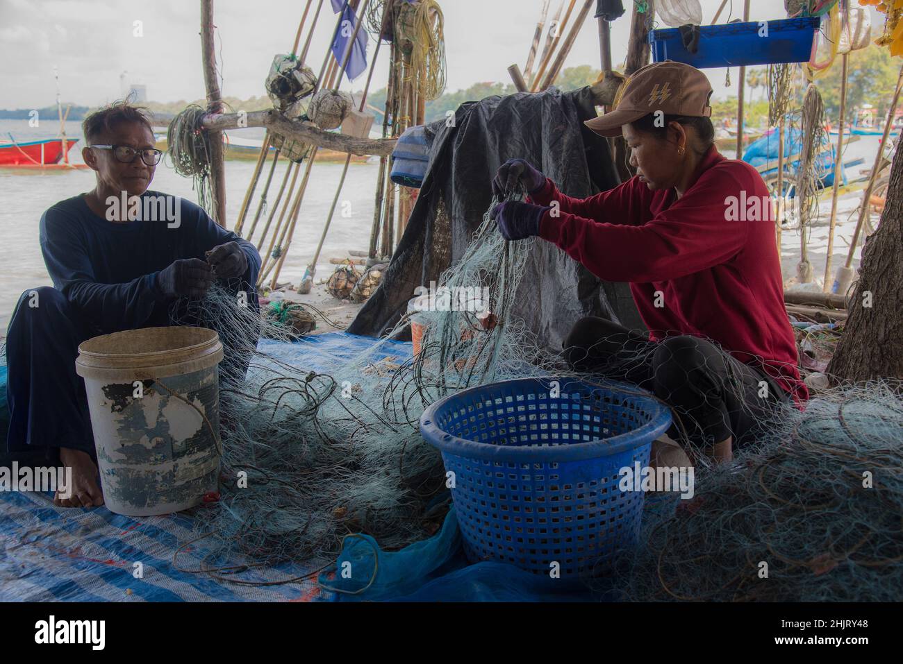 Rayong, Tailandia. 31st Jan 2022. I pescatori locali hanno visto pulire le loro reti vicino alla spiaggia di Mae Ramphueng in Rayong.A perdita da un oleodotto sottomarino 20km (12,4 miglia) al largo della costa orientale della Thailandia a Mae Ramphueng spiaggia nella provincia di Rayong, Thailandia che si teme di influenzare negativamente le industrie locali della pesca e del pesce a causa della contaminazione pericolosa da fuoriuscite di petrolio. (Foto di Peerapon Boonyakiat/SOPA Images/Sipa USA) Credit: Sipa USA/Alamy Live News Foto Stock