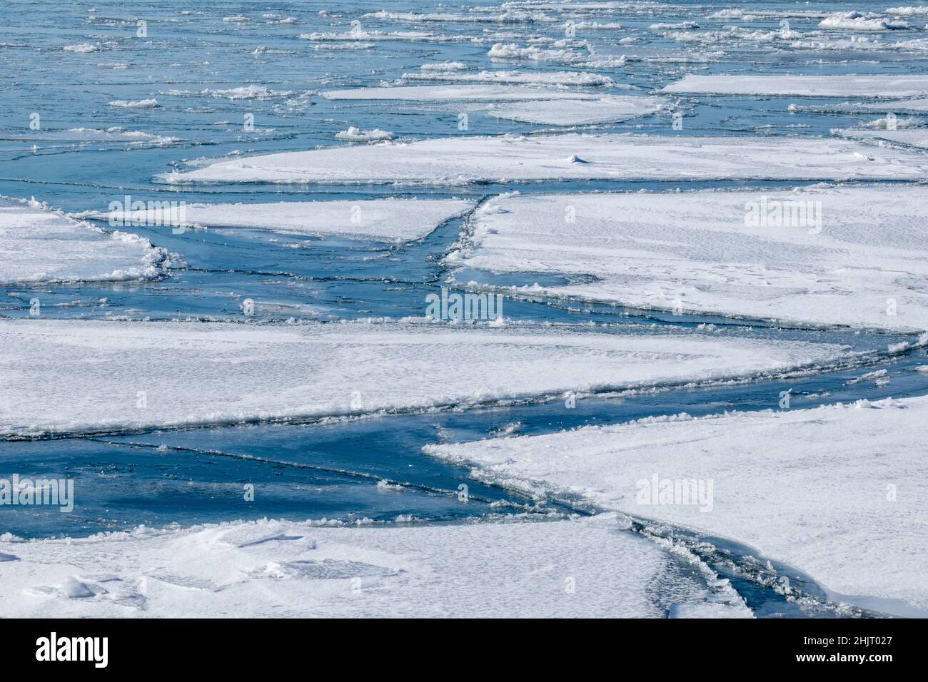 fogli di ghiaccio congelati su grande corpo d'acqua in inverno Foto Stock