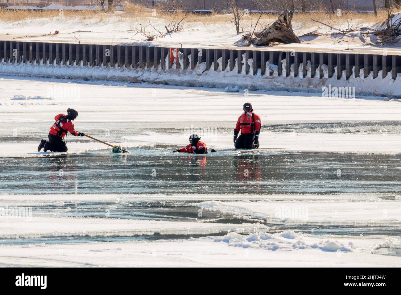Addestramento della Guardia Costiera DEGLI STATI UNITI sul lago ghiacciato per il salvataggio dell'acqua Foto Stock