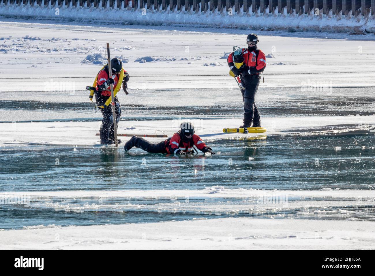 Addestramento della Guardia Costiera DEGLI STATI UNITI sul lago ghiacciato per il salvataggio dell'acqua Foto Stock