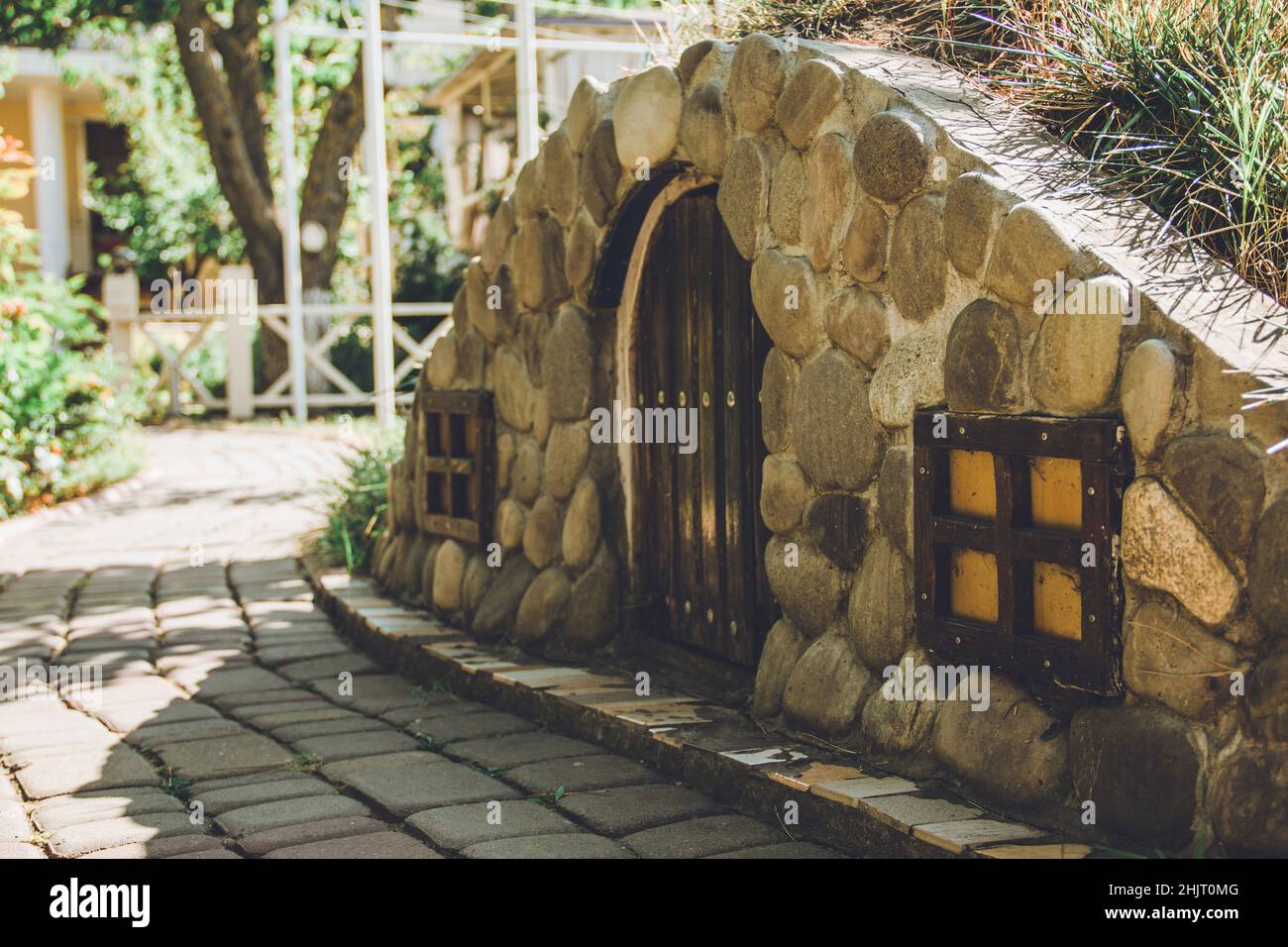 Casa decorativa in giardino. Percorso nel giardino Foto Stock