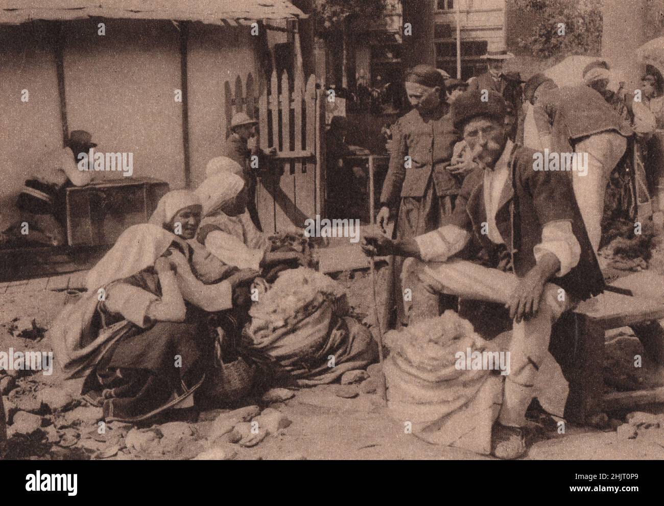 I contadini portano i loro sacchi di lana a Sofia per essere venduti nel mercato all'aria aperta tenuto dal portico saccheggiato della Moschea Banya-Bashi. Bulgaria (1923) Foto Stock