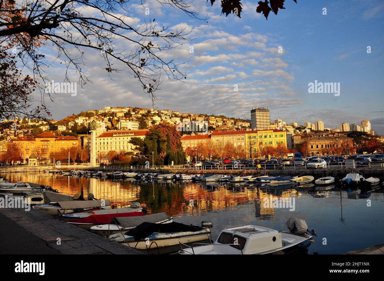 Città di Fiume Delta e trsat view.Croatia, città di Rijeka, vista skyline dal Delta e fiume Rjecina sopra le barche di fronte, vecchi edifici colorati. Foto Stock