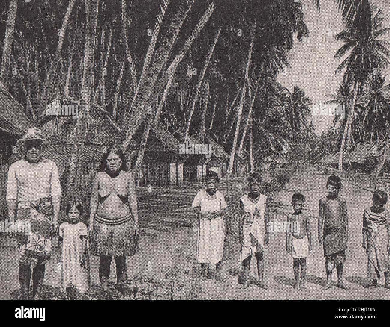 A casa con i figli di Tarawa tropicale. Kiribati. Isole del Pacifico del Sud (1923) Foto Stock