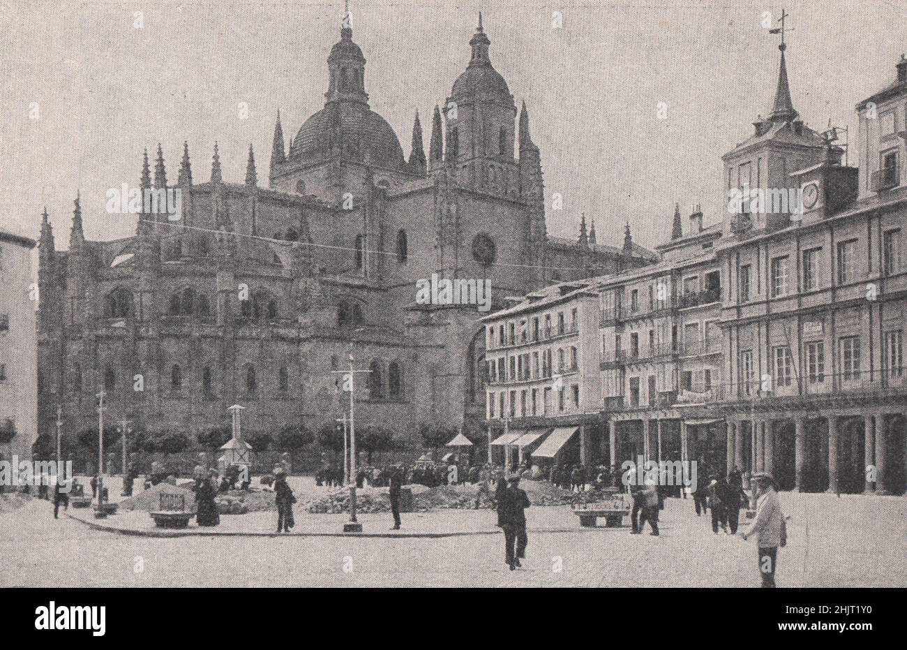 Plaza de la constitucion e la Cattedrale di Segovia. Spagna (1923) Foto Stock