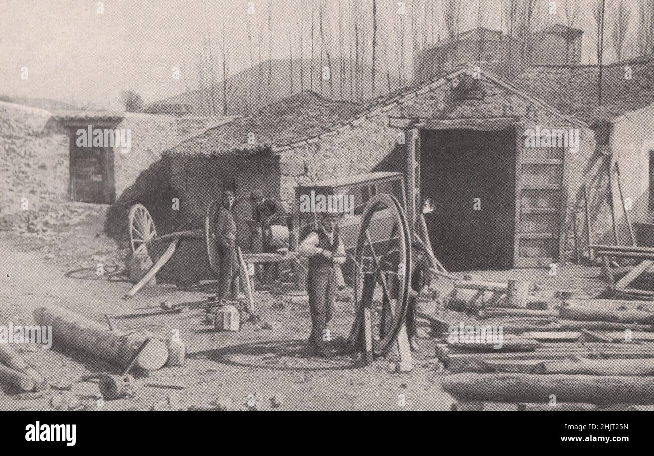 Lavorazione di un tornio grezzo a Wheelwright nel Nord Spagna (1923) Foto Stock