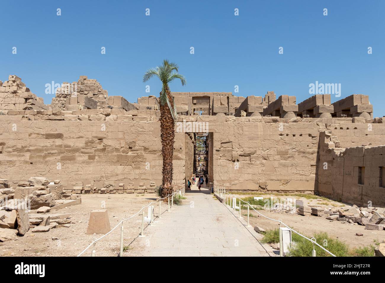 Luxor, Egitto - 21 settembre 2021: Viaggio di gruppo vaga attraverso il tempio di Karnak. Punto di riferimento egiziano con geroglifici, templi decaduto, obelischi, t Foto Stock