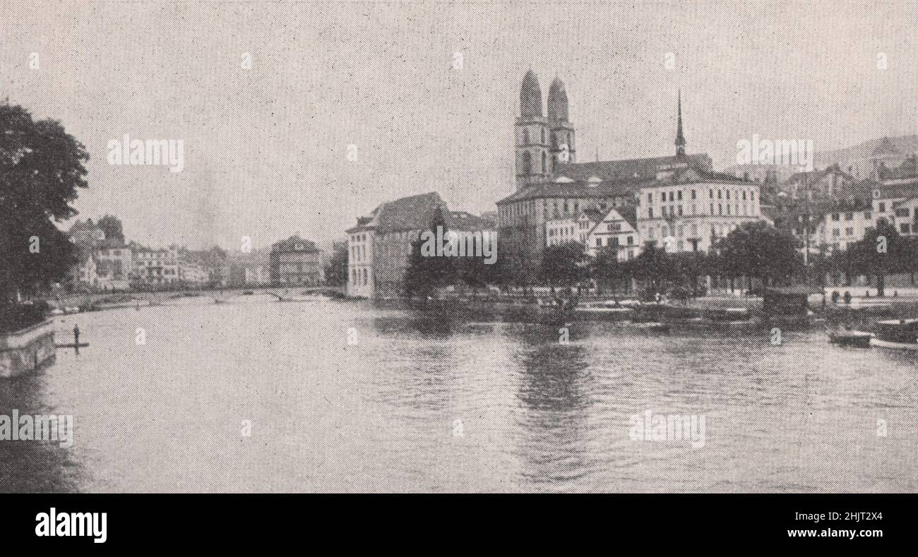 La cattedrale medievale di Zurigo sulla riva destra del Limmat. Svizzera (1923) Foto Stock
