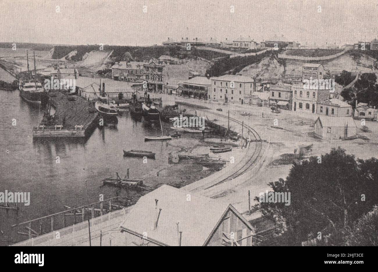 Il porto di Strahan è piccolo ma affollato in una stazione ferroviaria. Tasmania (1923) Foto Stock