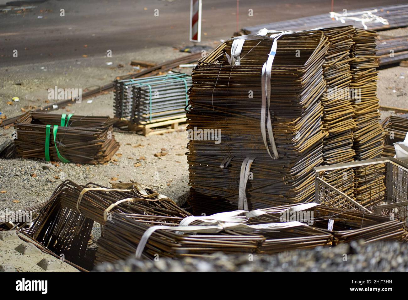 Acciaio su un cantiere di notte. Corona ha causato difficoltà di approvvigionamento e carenze di beni industriali. Foto Stock