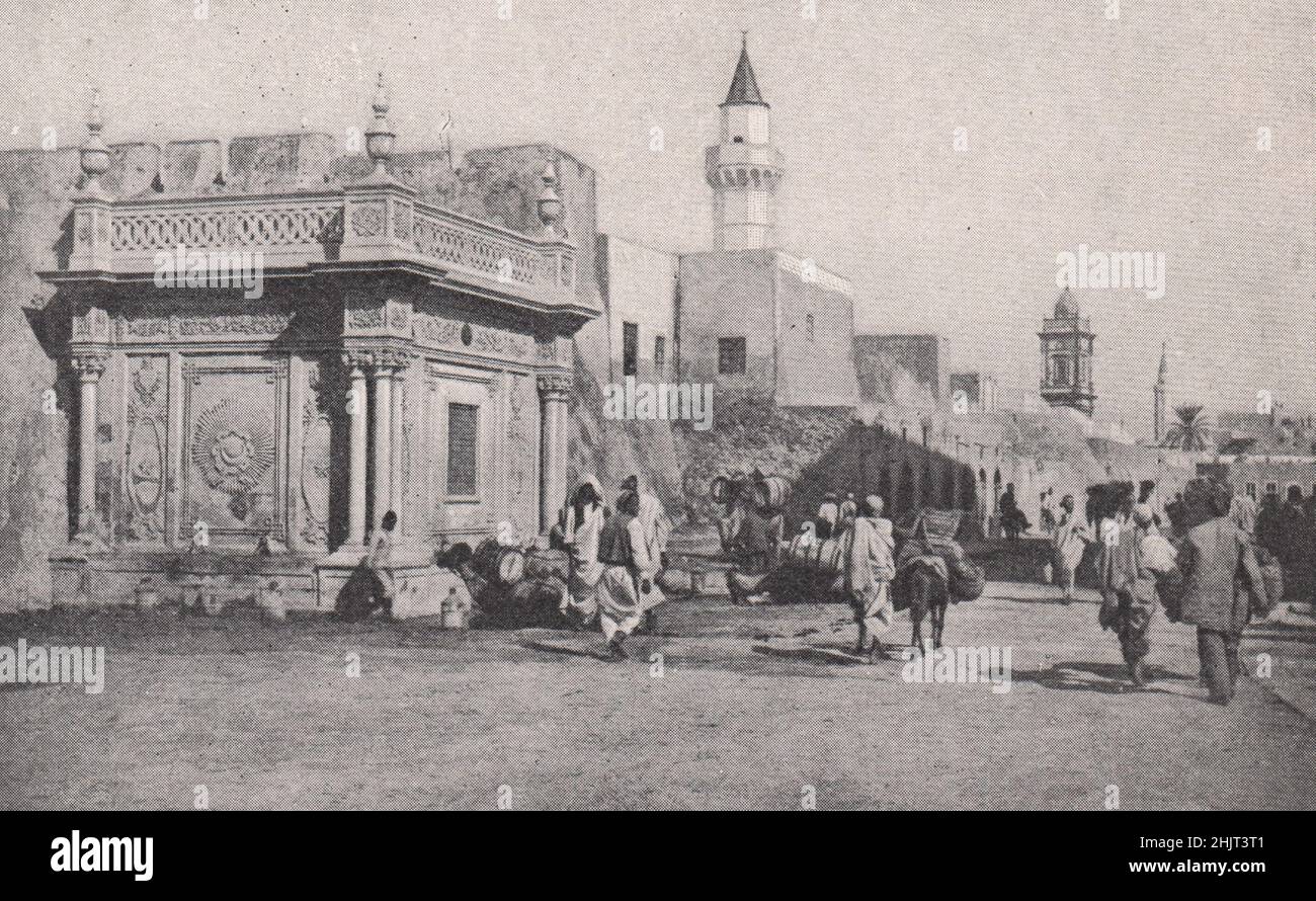 Dalla Fontana maggiore in una trafficata strada di Tripoli. Libia (1923) Foto Stock
