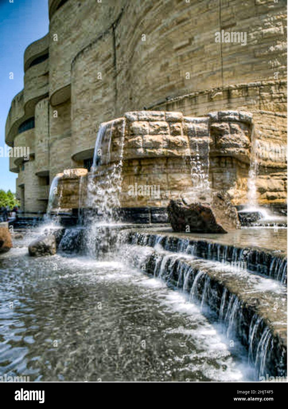 Cascate al Museo Nazionale degli Indiani Americani è un museo dedicato alla cultura dei popoli indigeni delle Americhe. Foto Stock