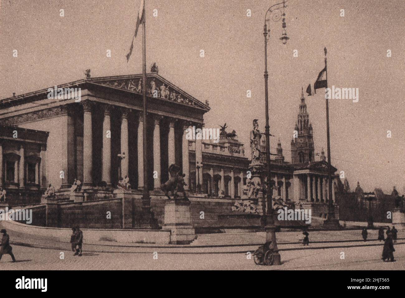 La classica sede del Parlamento si affaccia sul Volksgarten dall'altra parte dell'anello del novembre 12, ultimamente il Franzensring. È stato completato nel 1883. Vienna (1923) Foto Stock