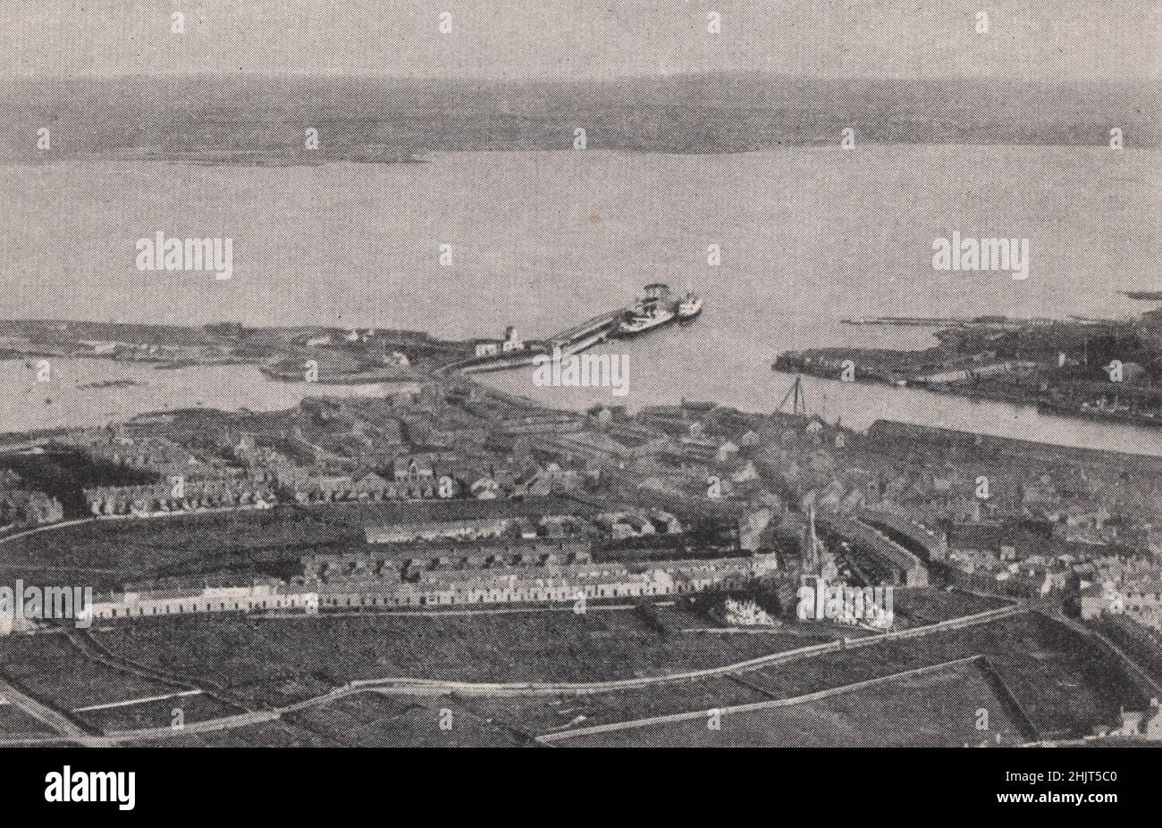 Si affaccia sulle opere portuali di Holyhead. Galles (1923) Foto Stock