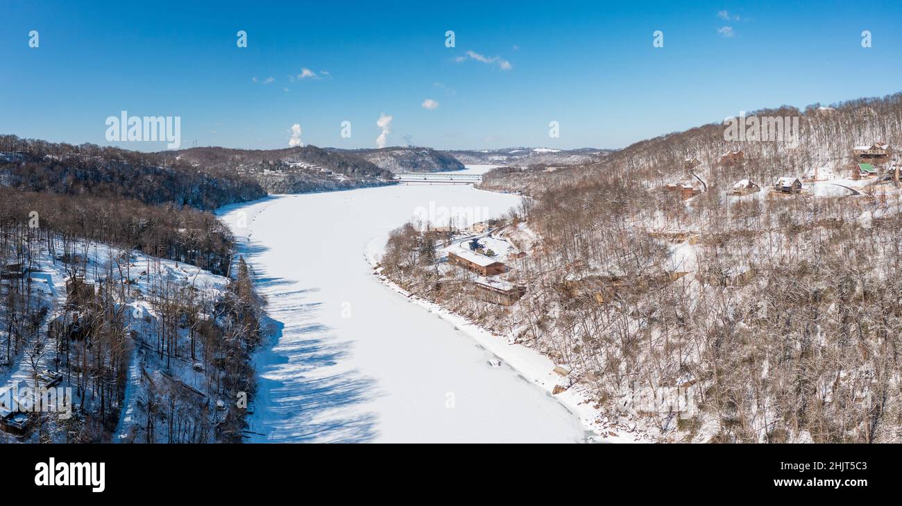 Veduta aerea del fiume Cheat, coperto di neve e ghiacciato, che scorre attraverso le montagne verso il lago vicino a Morgantown nella Virginia occidentale Foto Stock