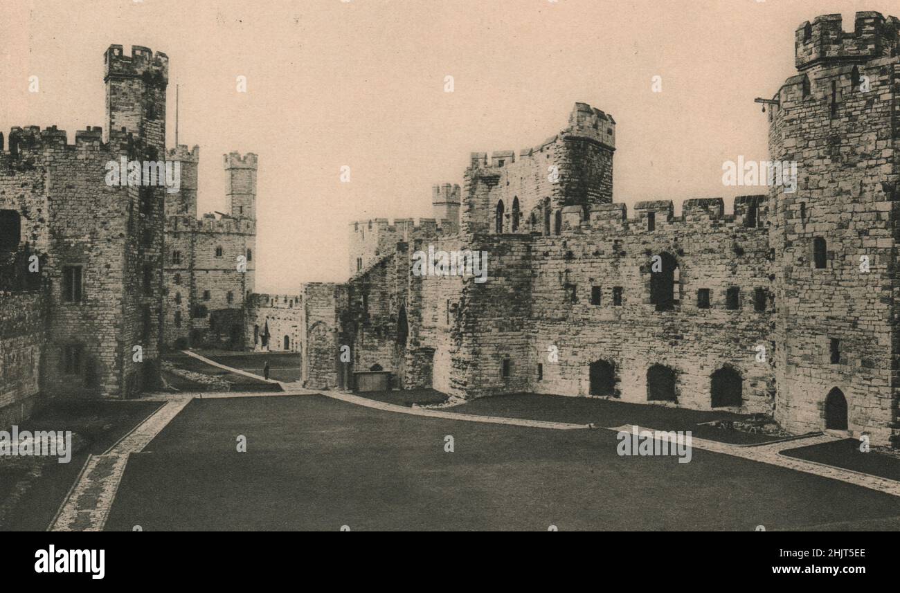 Il Castello di Carnarvon guarda verso ovest dall'esterno al Bailey interno, verso l'Eagle Tower e il cancello d'acqua. Galles (1923) Foto Stock