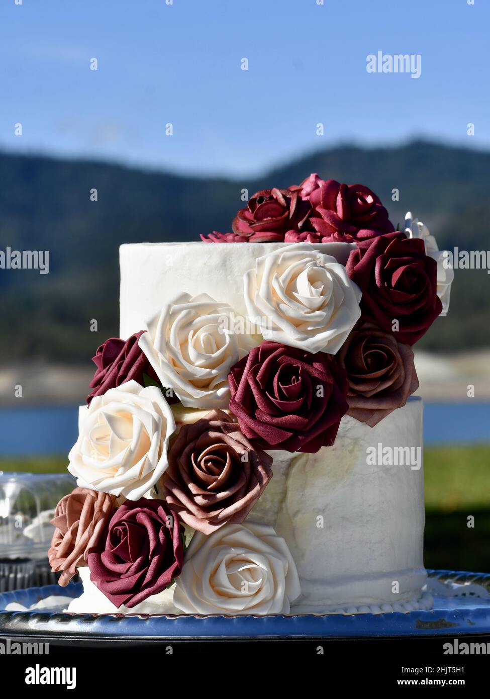 Selezione di una torta nuziale decorata con rose Foto Stock