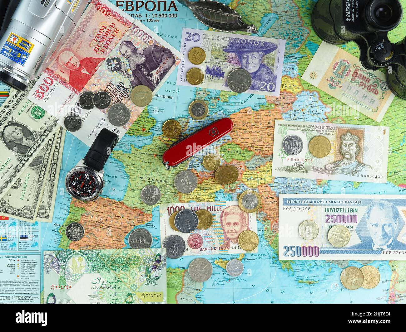Nizhny Novgorod, Russia, Gagarin Avenue 101, 08.12.2021.Travel paraphernalia: Una mappa d'Europa, un orologio, binocoli, un video Foto Stock